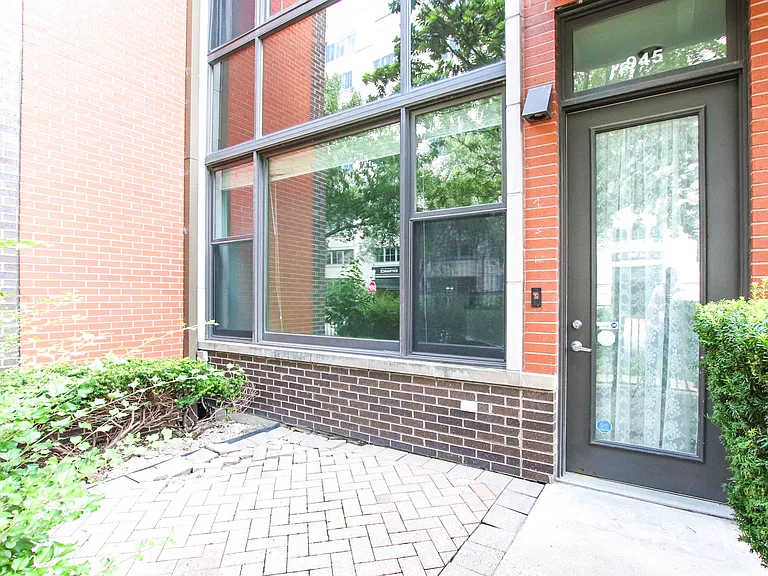 945 N Kingsbury St #119 — Photo 3