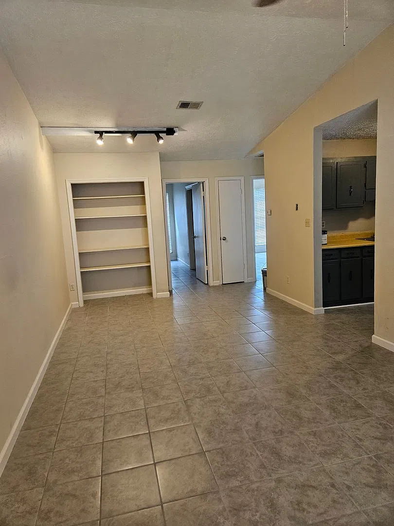 Efficient Duplex, Conveniently Located Near Shopping, Dining & Entertainment! Close to Tyndall AFB!! — Photo 3