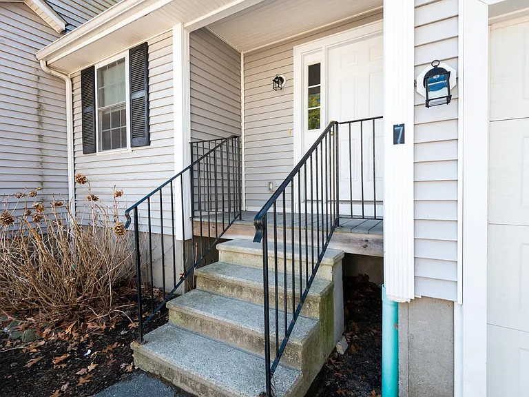 40 Rosewood Dr #40 — Photo 2