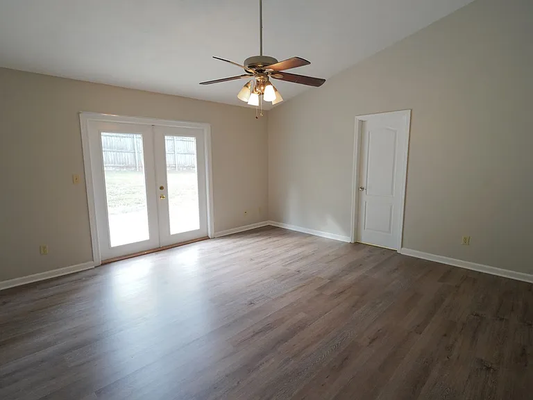1908 Wagon Wheel Cir E — Photo 14
