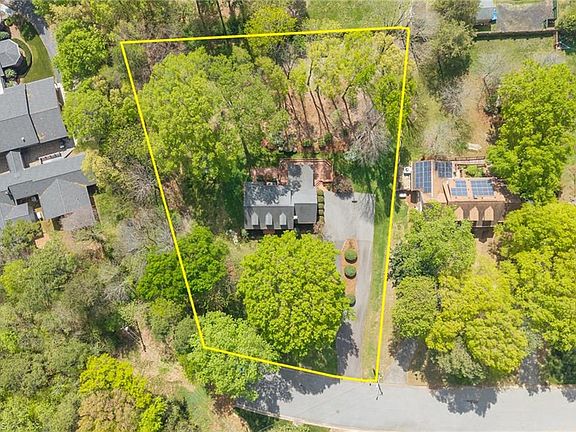 4th image of 2022 Walker Ave