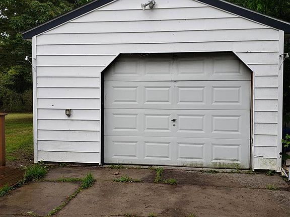 3rd image of 24 1/2 Larnard St