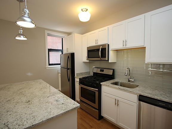 3rd image of 327 W Fullerton Pkwy #301