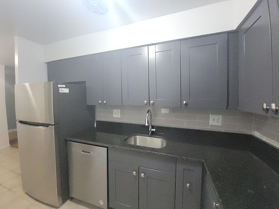 4th image of 3827 N Pine Grove Ave #414
