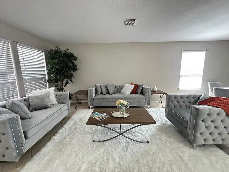 1126 Desert Willow Ln — Photo 2