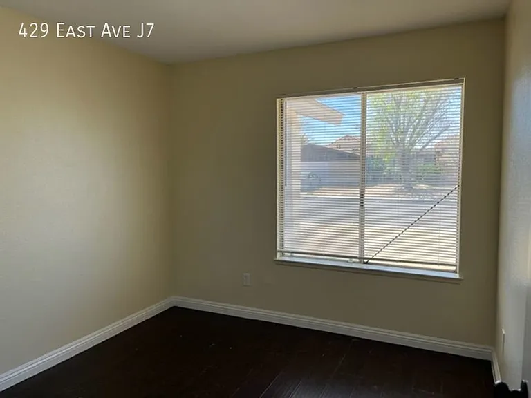 429 E Avenue J7 — Photo 15