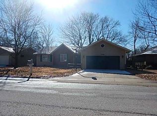 3322 W Camelot St, Springfield, MO 65807