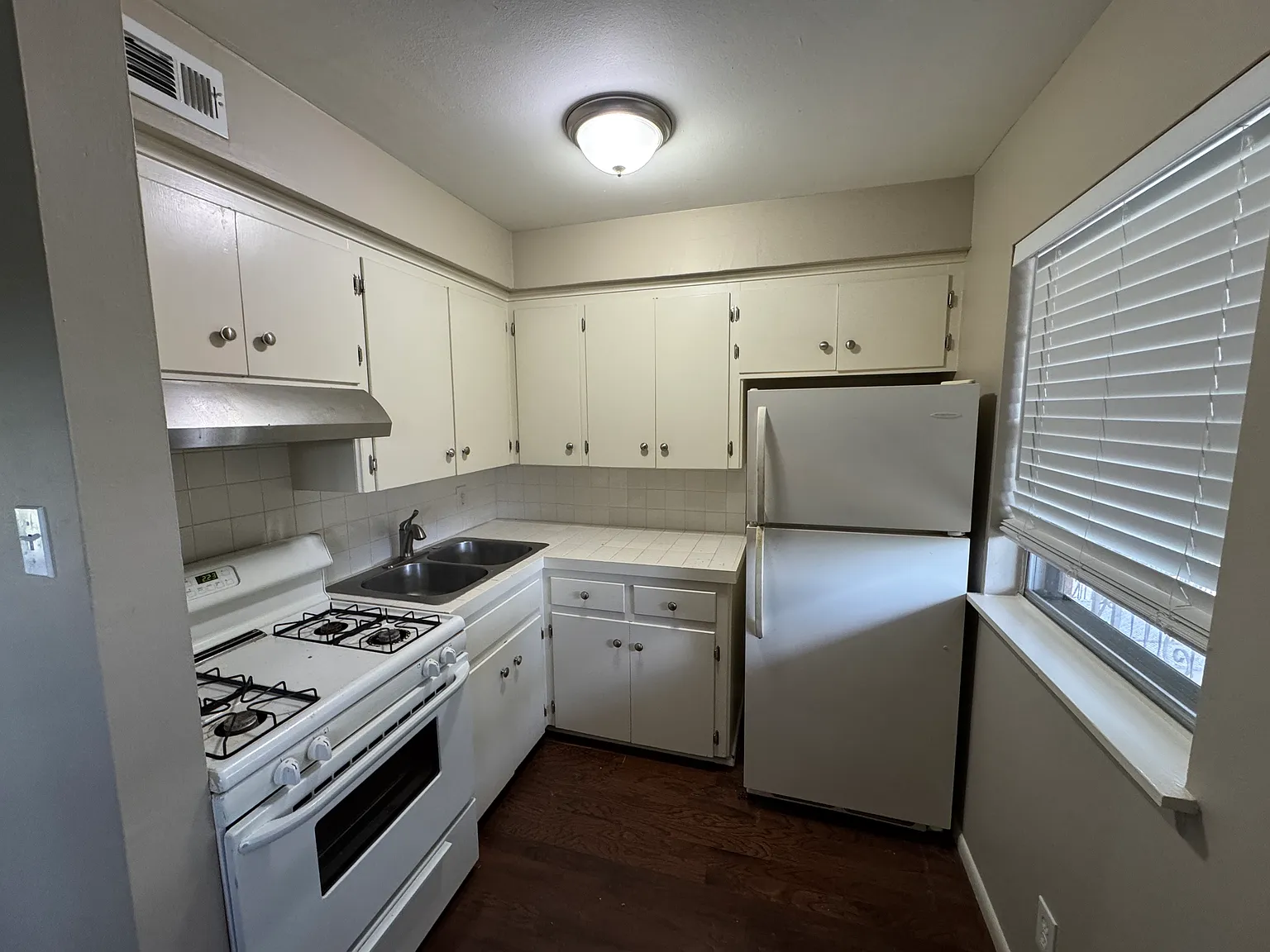 2 bed, 700 sqft, $895 — Photo 3