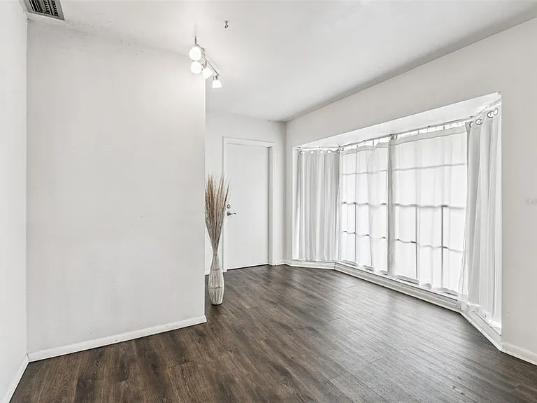855 E Brandon Blvd — Photo 16