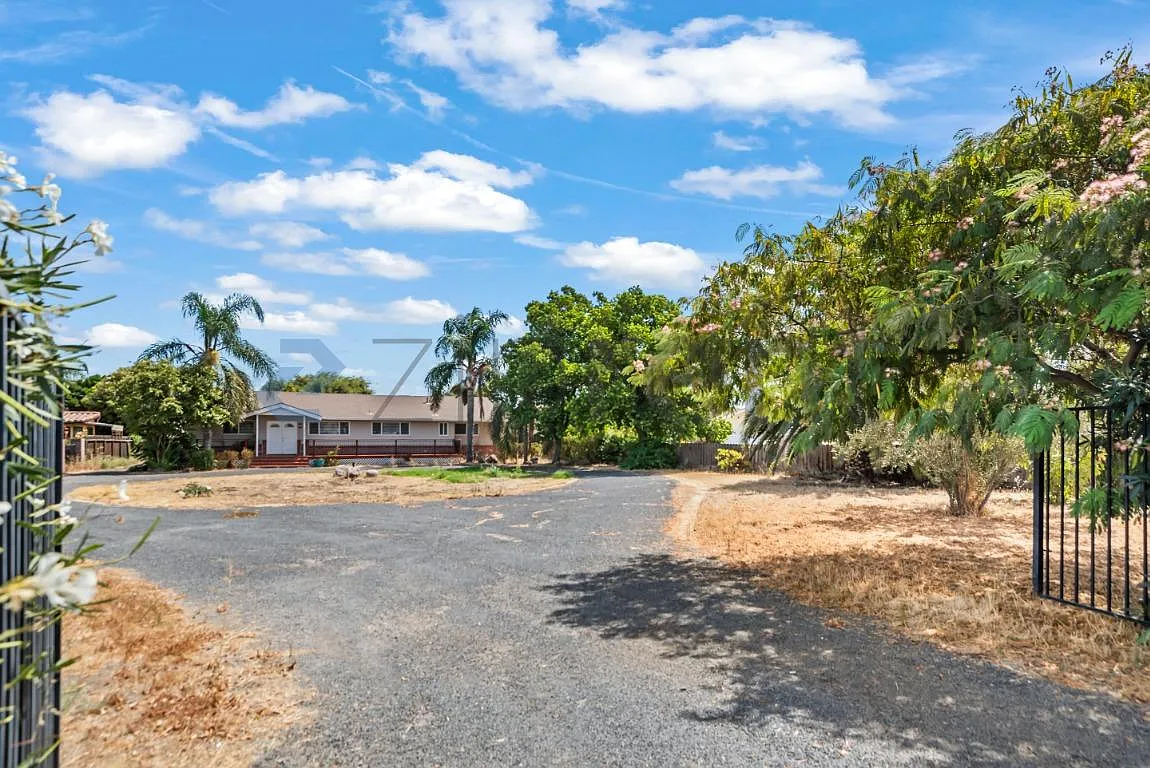 3 bed, 2.5 bath, 1951 sqft, $3,200 — Photo 1