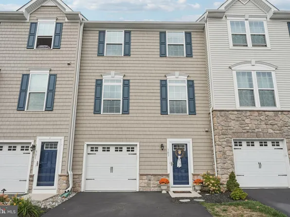 303 Pin Oak Ln, Perkasie, PA 18944