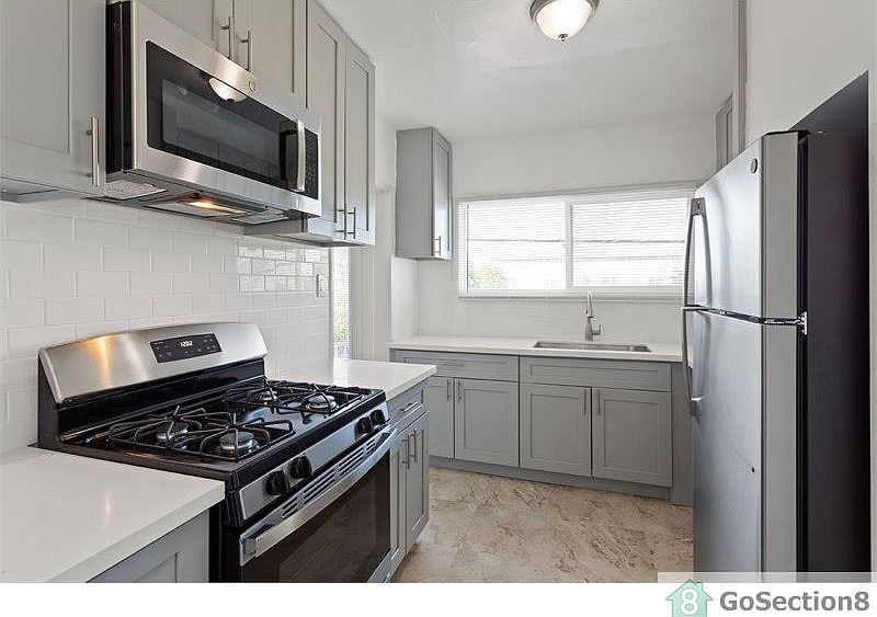 1st image of 877 W 43rd St