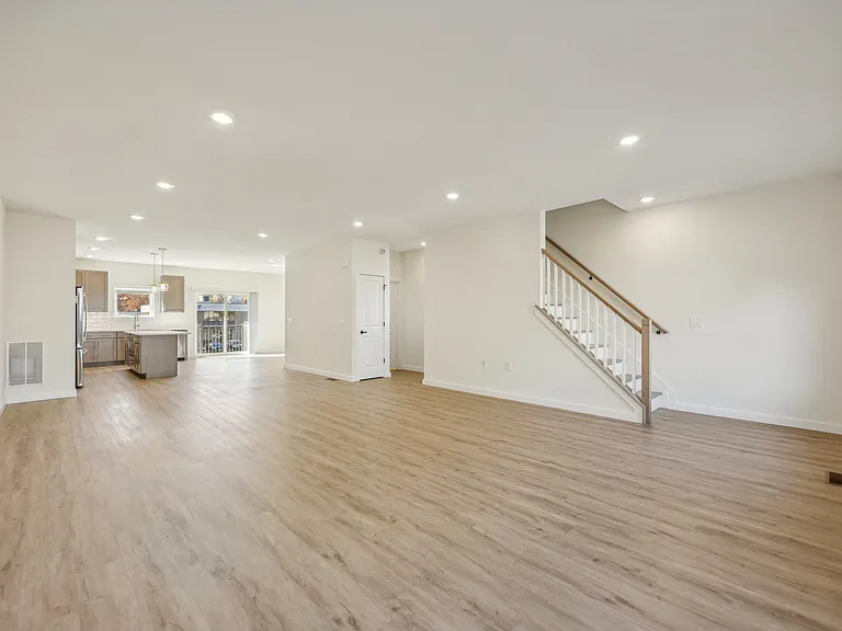 4 Kelly Ct W — Photo 5