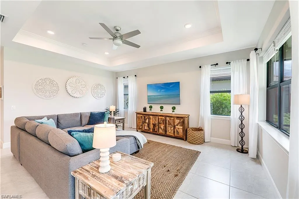 3 bed, 2.0 bath, 2081 sqft, $6,950 — Photo 1