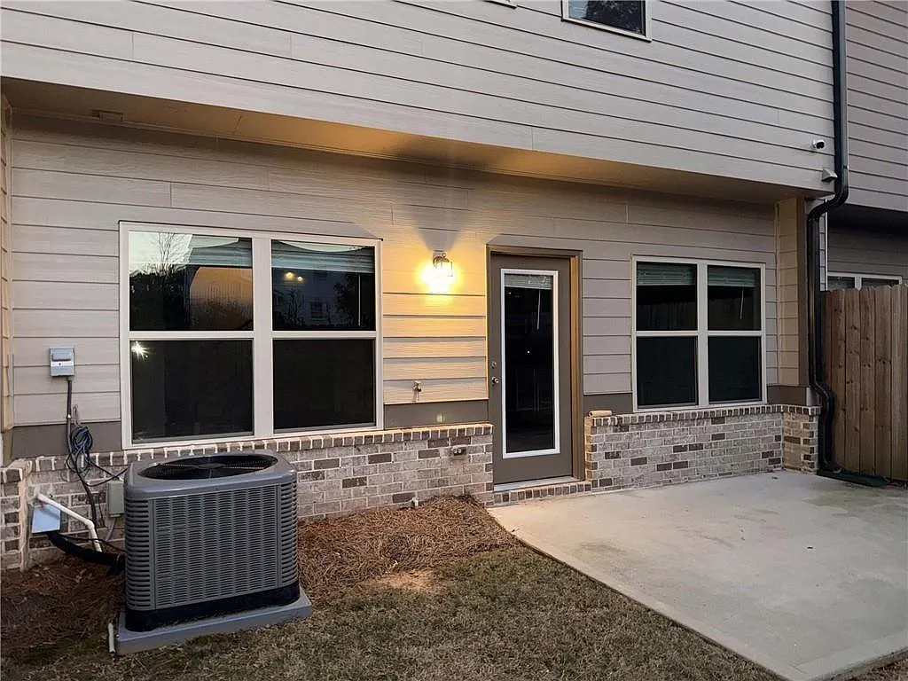 3 bed, 2.5 bath, 1970 sqft, $2,300 — Photo 3