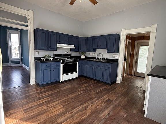 2nd image of 121 S Low St