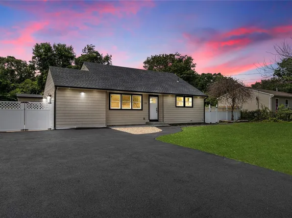 536 N Macdonald Avenue, Bellport, NY 11713