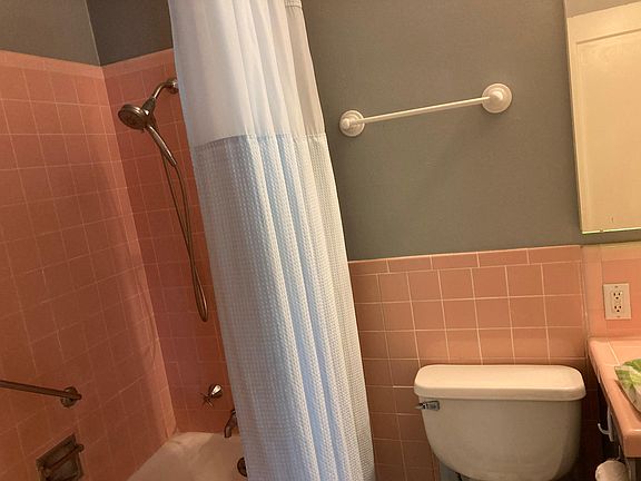 5th image of 901 36th St APT C