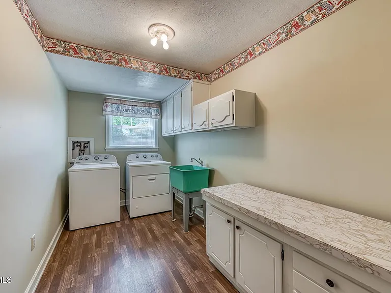 908 Meadow Ln — Photo 35