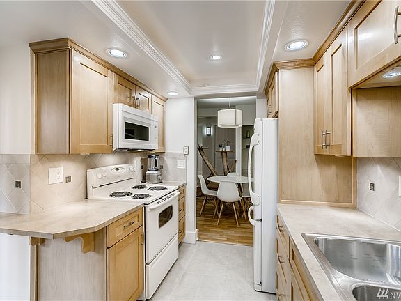 4th image of 4737 W Lake Sammamish Pkwy SE #302