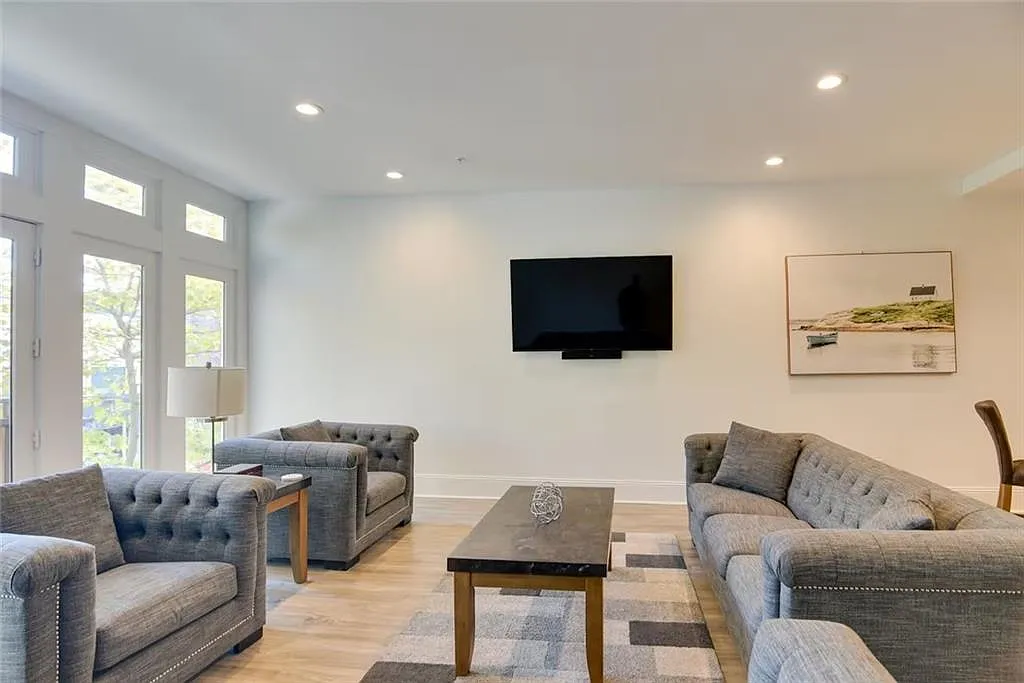 4 bed, 4.0 bath, 1216 sqft, $4,200 — Photo 4
