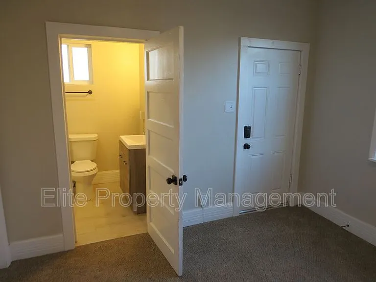 715 W 10th St #1 — Photo 8