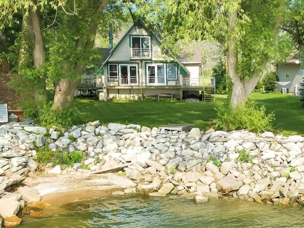 2782 Kunzer Beach Ln, Little Suamico, WI 54141