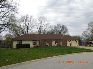 1208 Chapel Dr, Harrisonville, MO 64701