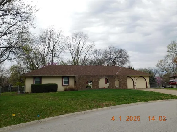 1208 Chapel Dr, Harrisonville, MO 64701