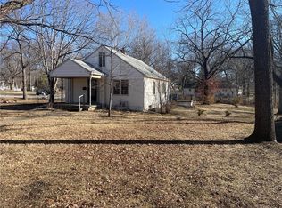 8001 Canterbury St, Prairie Village, KS 66206