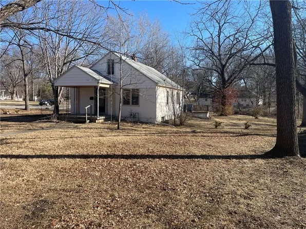 8001 Canterbury St, Prairie Village, KS 66206