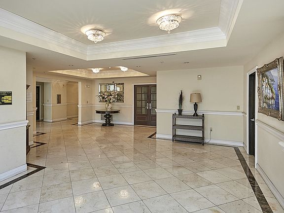 4th image of 837 S Crenshaw Blvd #Penthouse 4