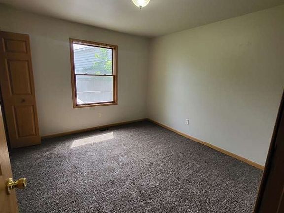 4th image of 5480 Meadow Ave