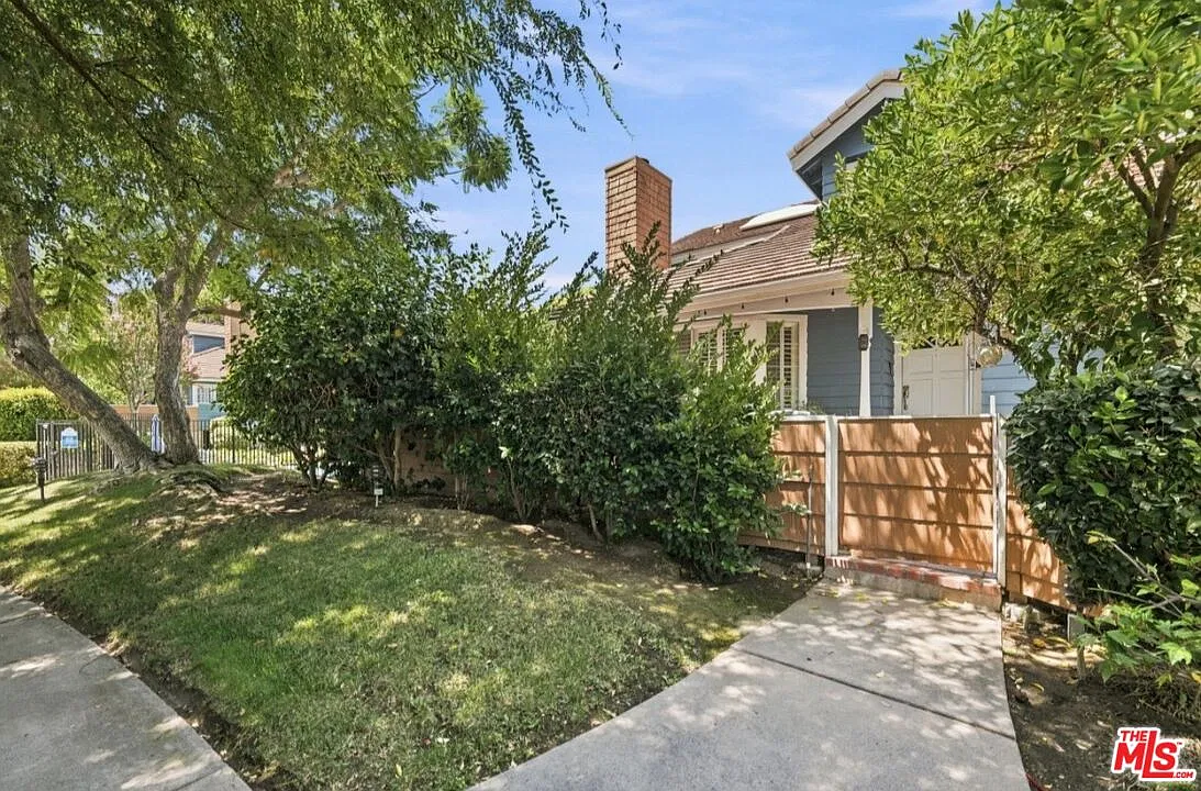 18721 Hatteras St — Photo 2