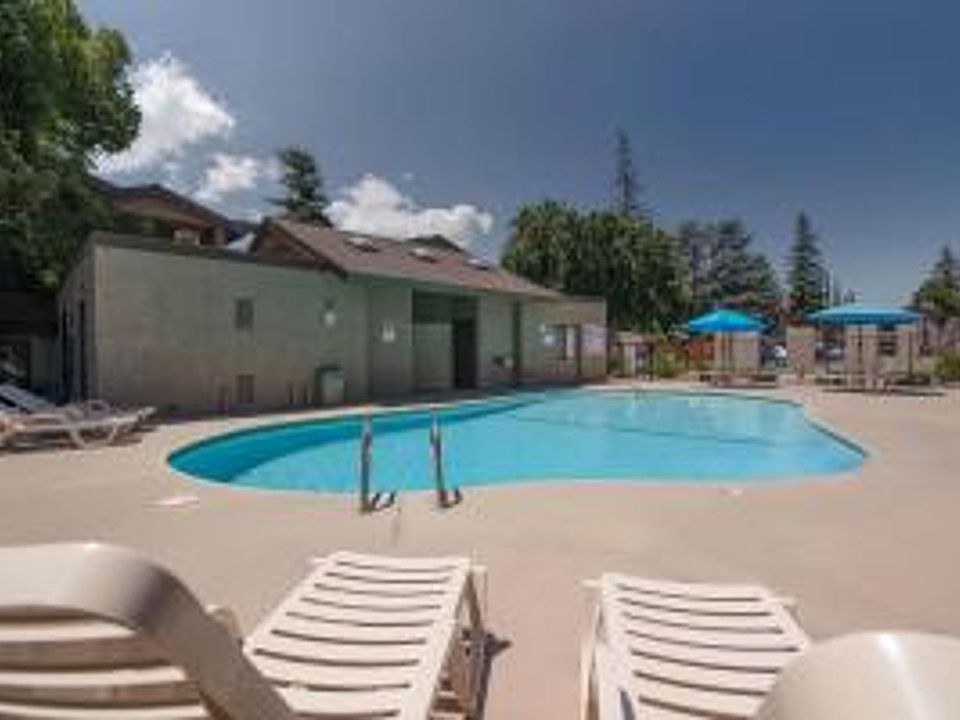 196 Laurelwood Oaks Apartments 6500 & 6600 White Ln Bakersfield CA