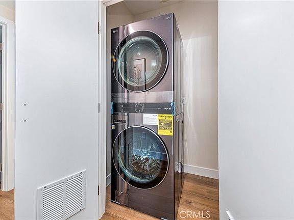 5th image of 17158 Chatsworth St #3
