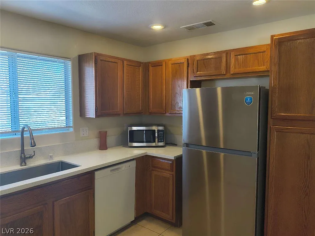 3 bed, 2.5 bath, 1468 sqft, $1,850 — Photo 3