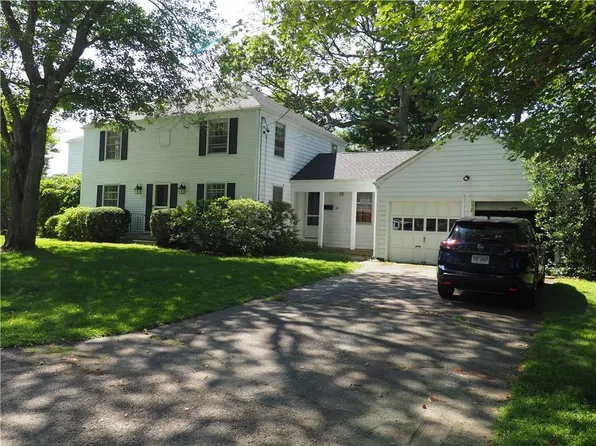 26 Tiffany Cir, Barrington, RI 02806