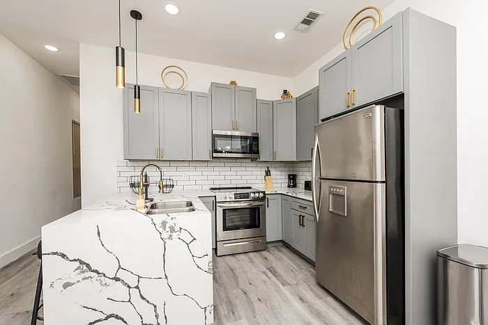 3 bed, 2.0 bath, 2500 sqft, $2,000 — Photo 3