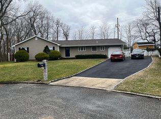 4 Carol Ct, East Setauket, NY 11733