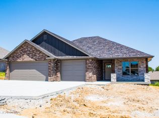 210 Rosewood Ct, Holts Summit, MO 65043