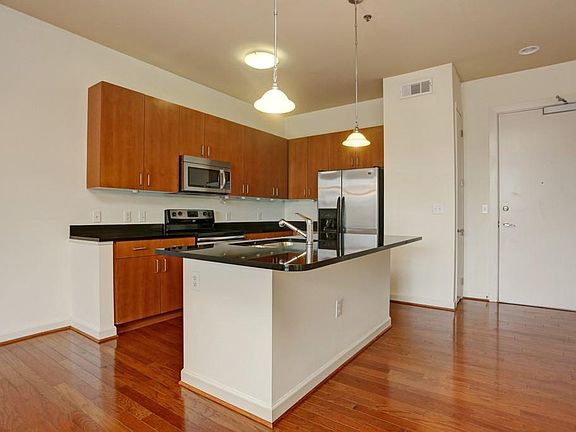 4th image of 711 Cosmopolitan Dr NE