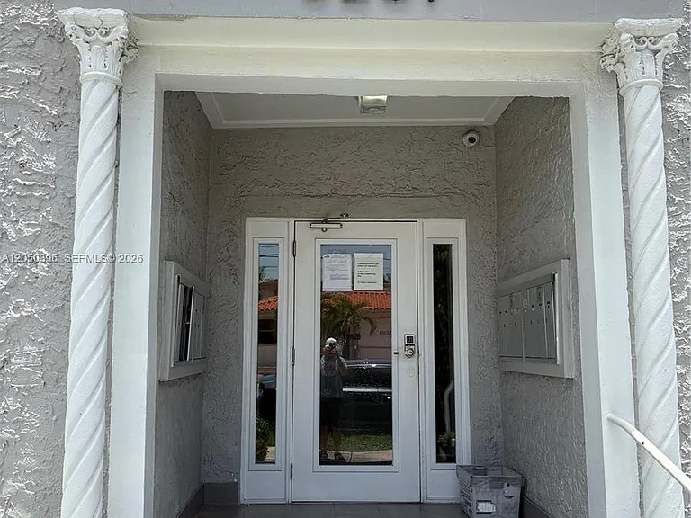 3237 SW 4th St #5 — Photo 2