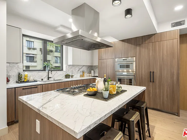 12304 Moorpark St #103 — Photo 3