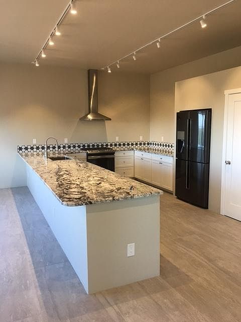 kitchen with huge pennisula