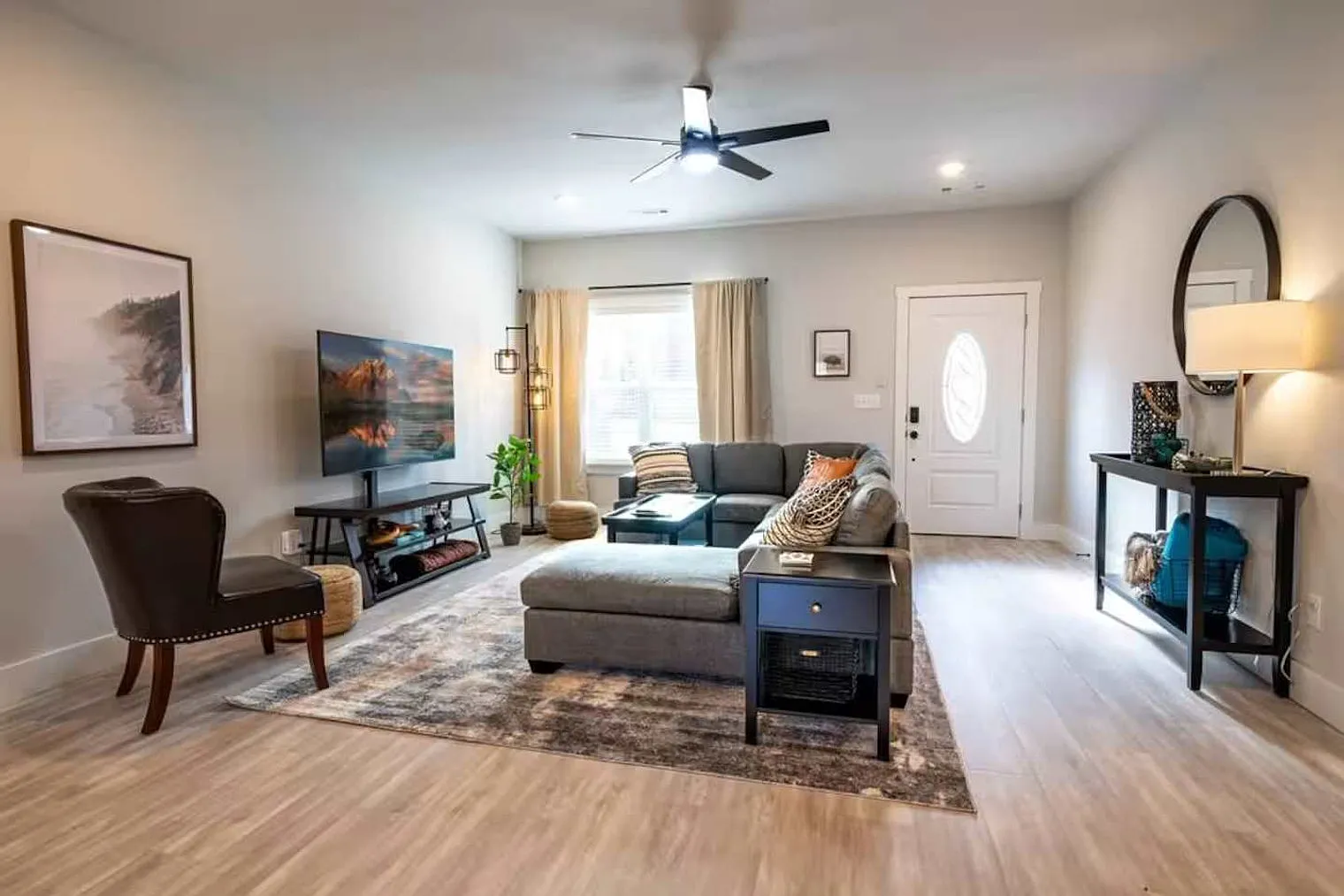 3 bed, 2.0 bath, 1410 sqft, $3,726 — Photo 2