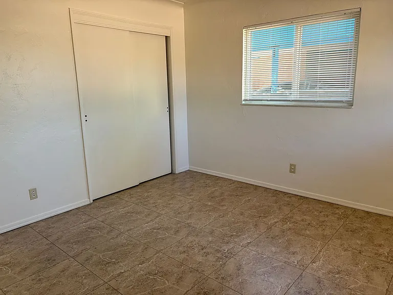 3221 E Linden St — Photo 14