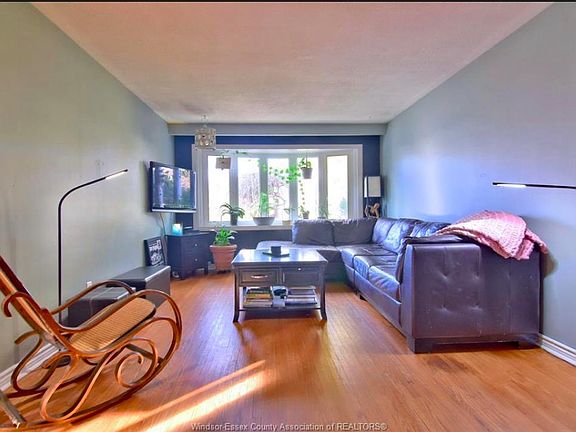 3rd image of 9833 Lynngrove Cres