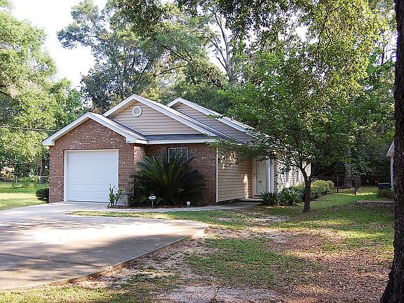 B4 frnt Planters&Maple tree