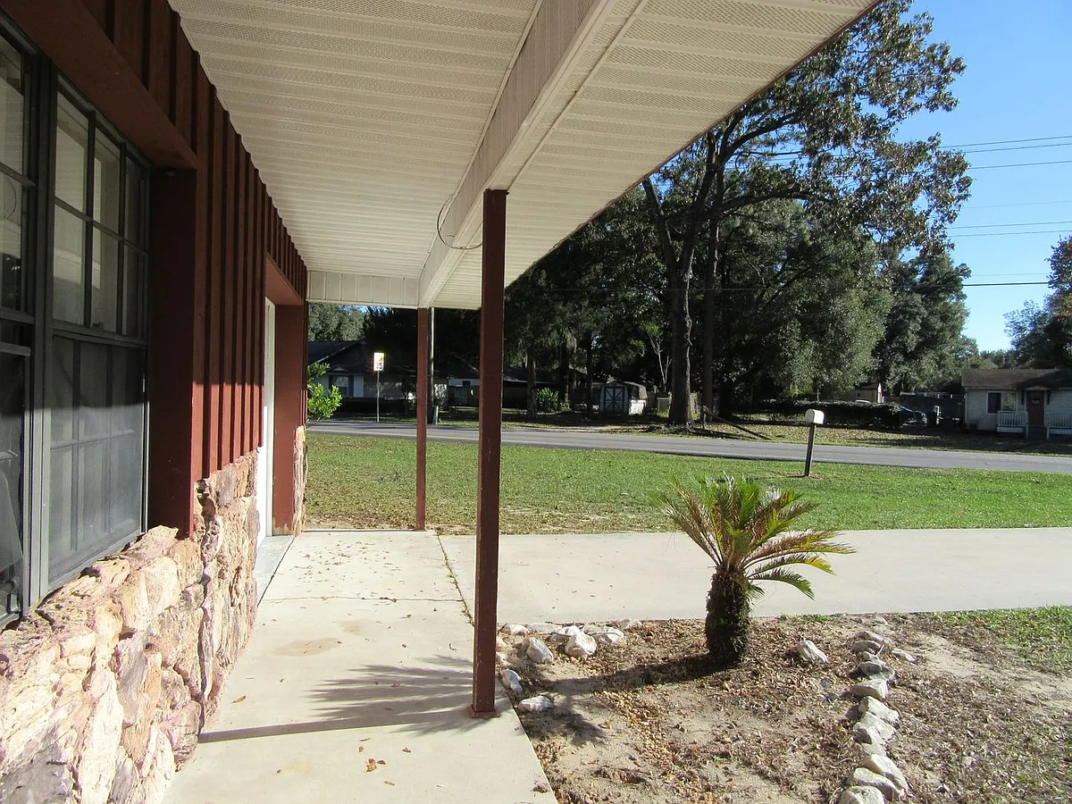 Building Photo - 4901 NE 22nd Ter